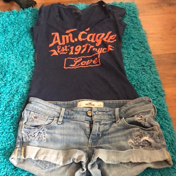 A pair of shorts and a t-shirt - Picture 1 of 5